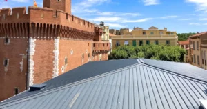 Toits de Perpignan vus d'une terrasse, ville où louer un meublé de tourisme